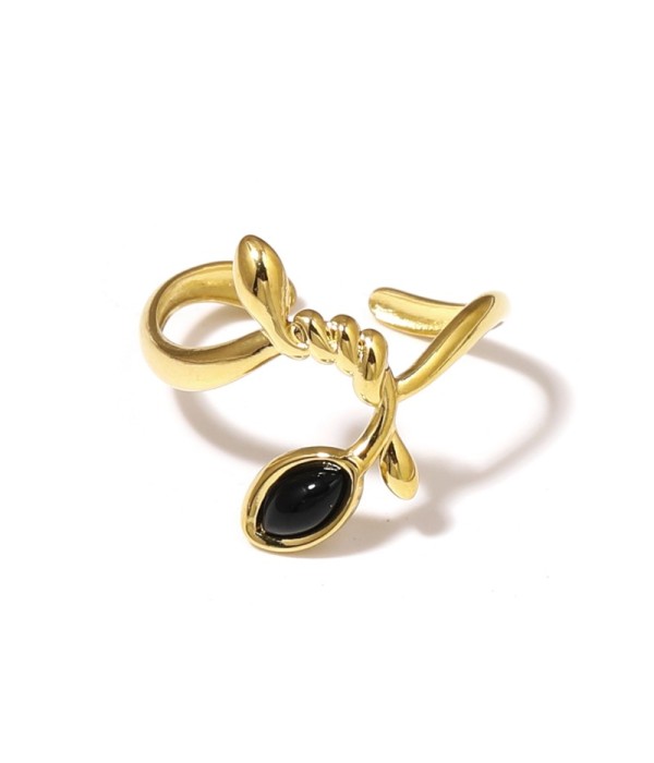 Anillo dorado con líneas entrelazadas y piedra