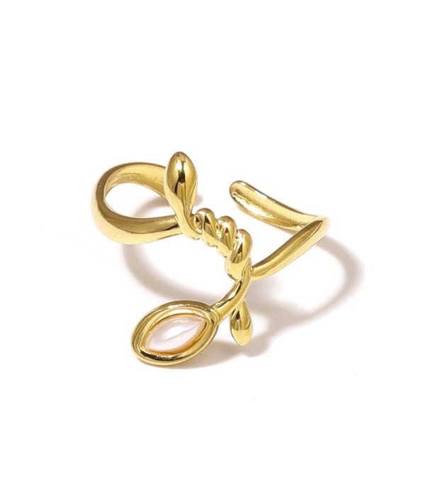 Anillo dorado con líneas entrelazadas y piedra