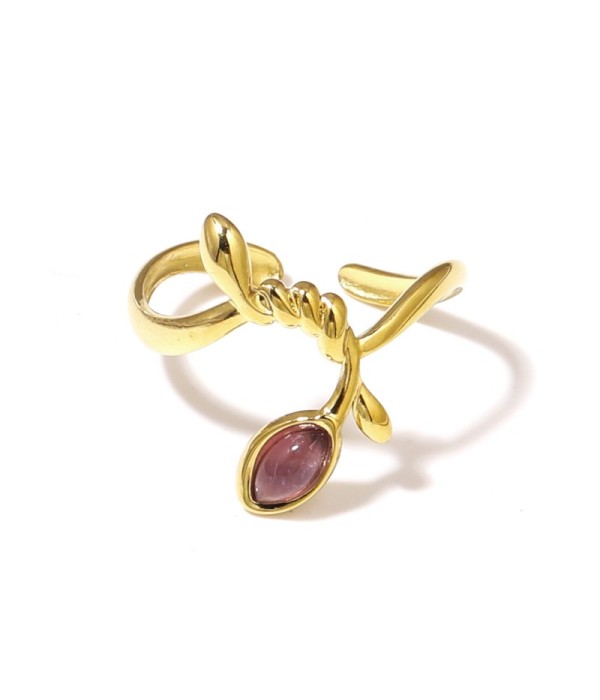 Anillo dorado con líneas entrelazadas y piedra