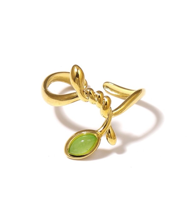 Anillo dorado con líneas entrelazadas y piedra