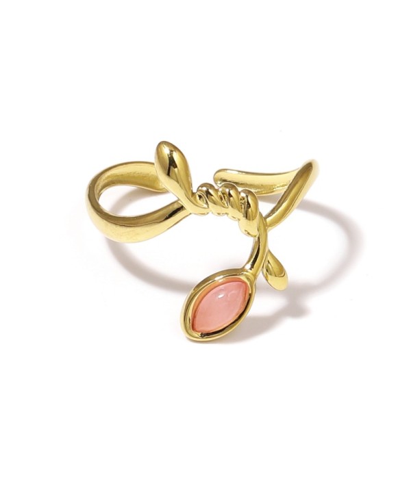 Anillo dorado con líneas entrelazadas y piedra