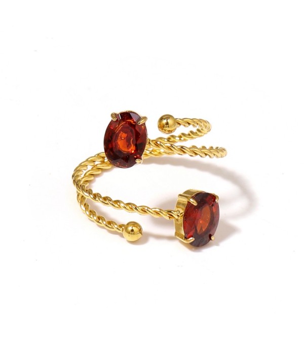 Anillo dorado con diseño de cordón y circonitas...