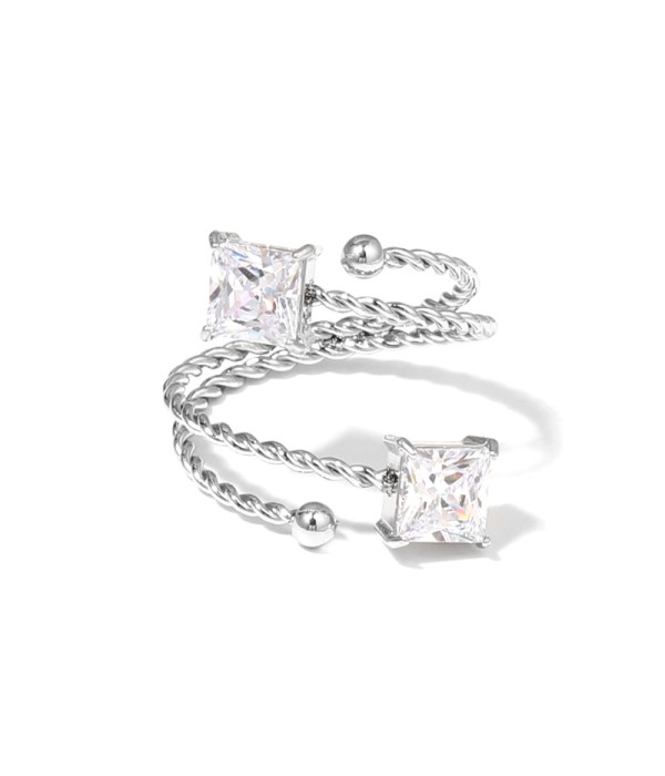 Anillo plateado con diseño de cordón y circonitas cuadradas
