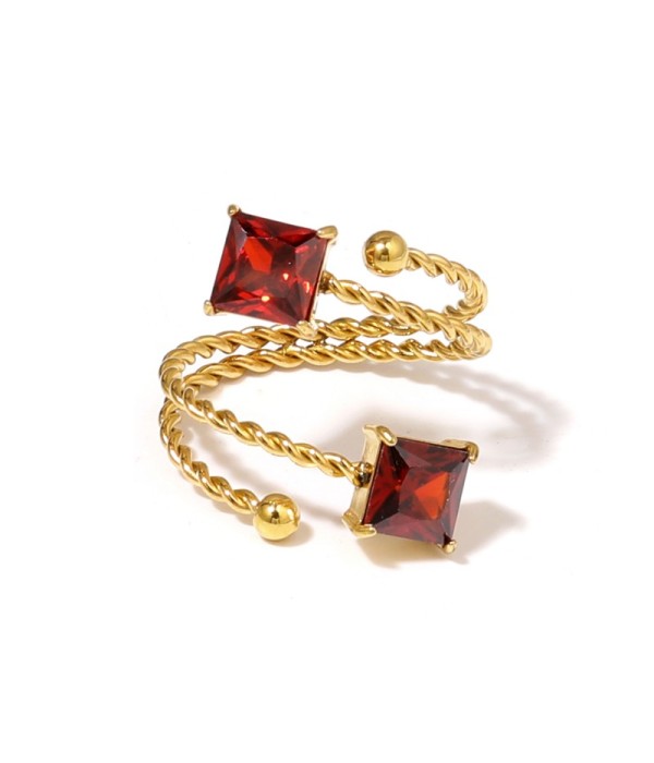 Anillo dorado con diseño de cordón y circonitas cuadradas