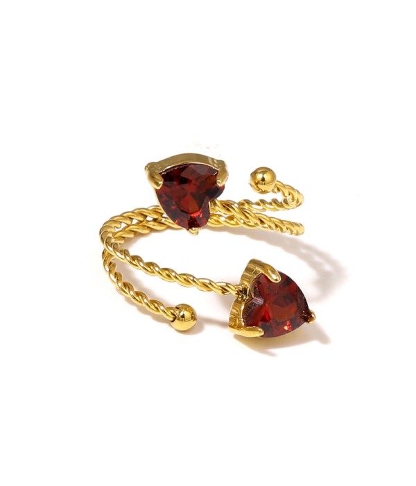 Anillo dorado con diseño de cordón y circonitas en forma de corazón