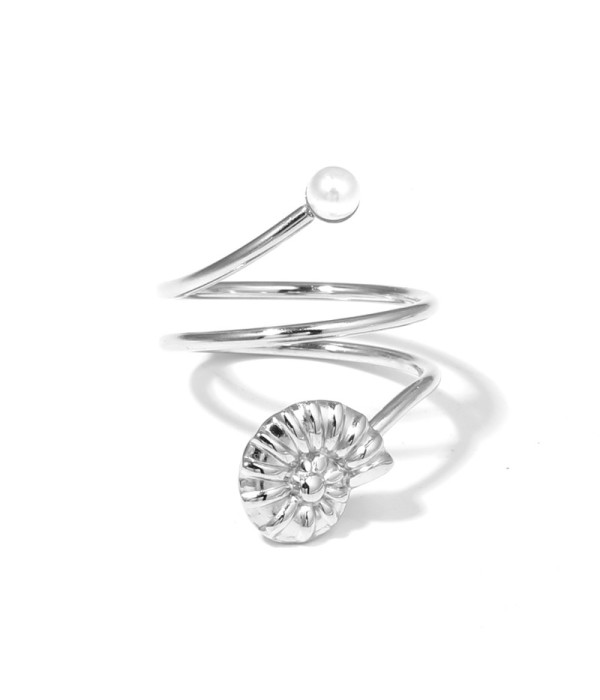 Anillo plateado con diseño de caracola y perla