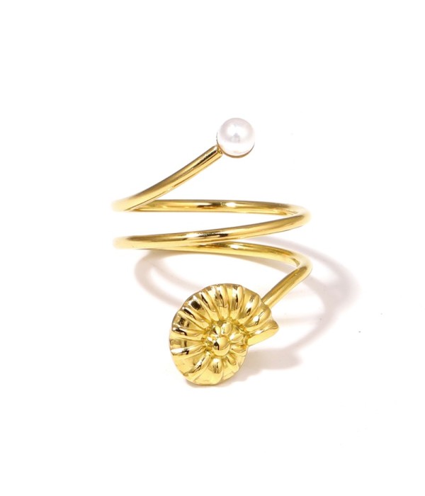 Anillo dorado con diseño de caracola y perla