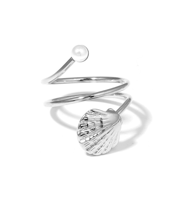 Anillo plateado con diseño de concha y perla