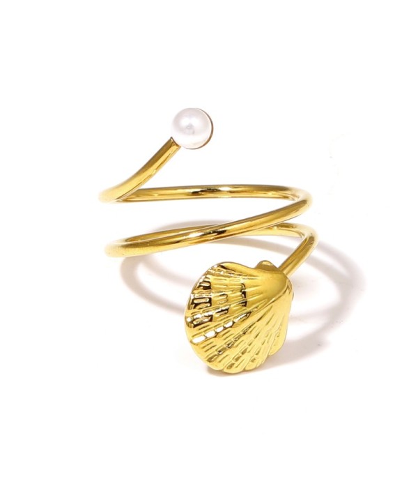 Anillo dorado con diseño de concha y perla