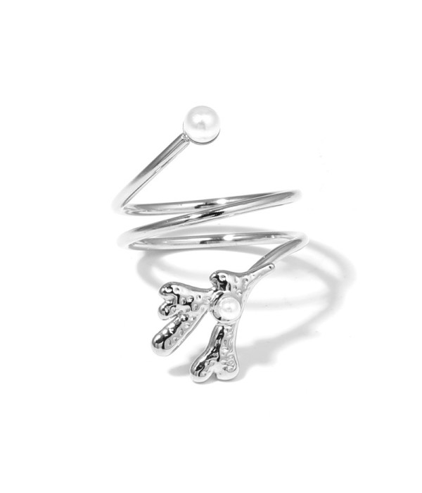 Anillo plateado con diseño de coral y perlas