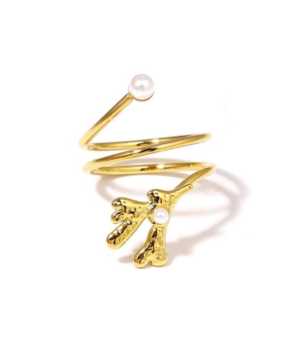 Anillo dorado con diseño de coral y perlas