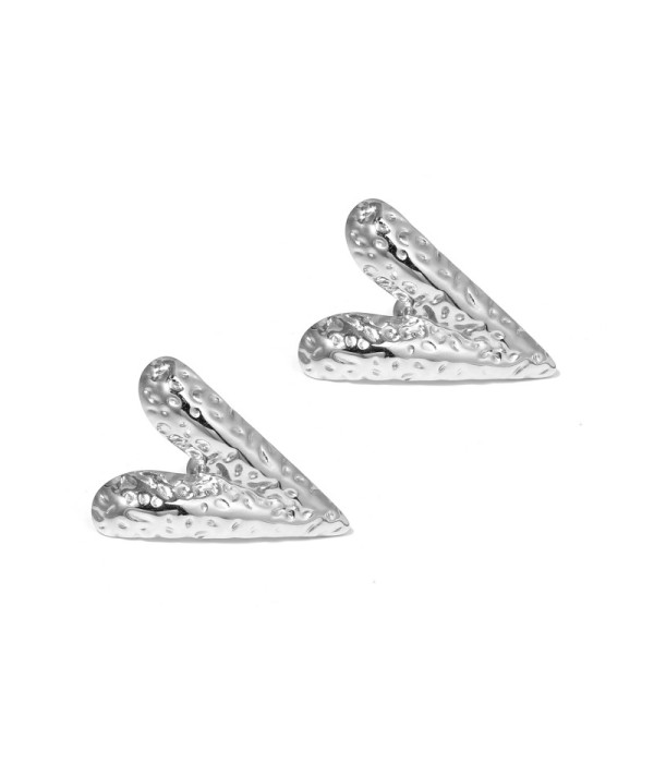 Pendientes en forma de corazón con textura martillada 2