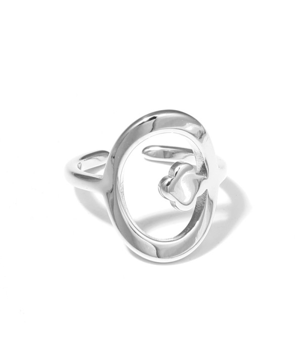 Anillo plateado con óvalo y detalle de trébol de cuatro hojas