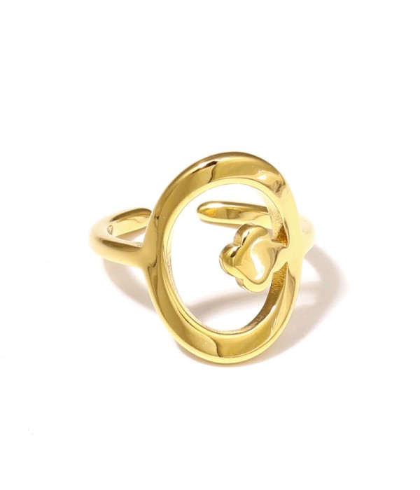 Anillo dorado con óvalo y detalle de trébol de cuatro hojas