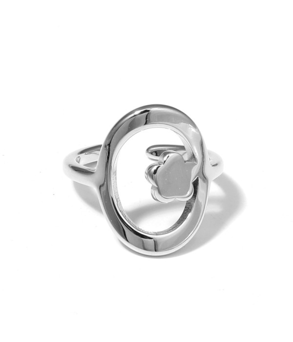 Anillo plateado con óvalo y detalle de flor