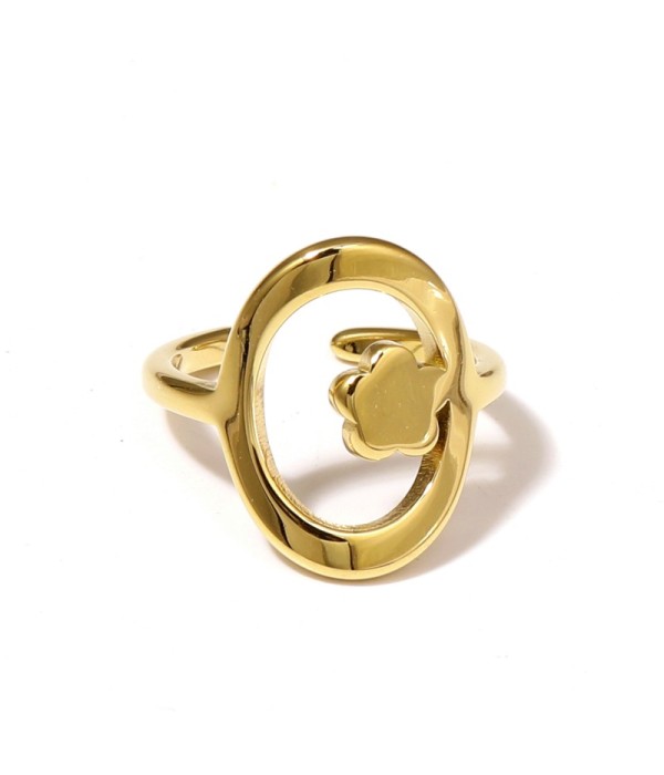 Anillo dorado con óvalo y detalle de flor