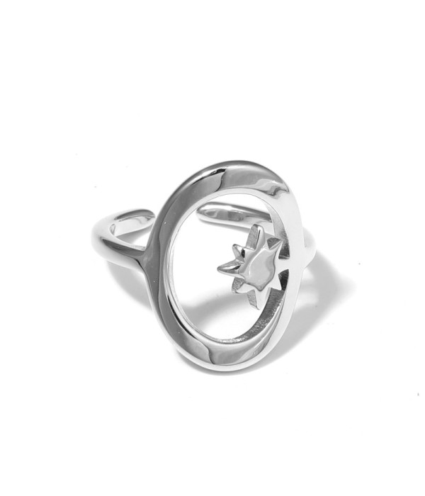 Anillo plateado con óvalo y detalle de estrella