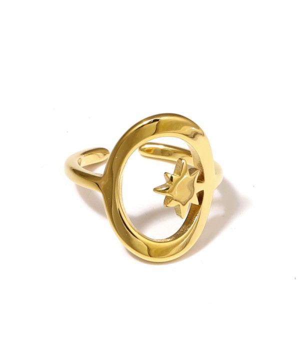 Anillo dorado con óvalo y detalle de estrella