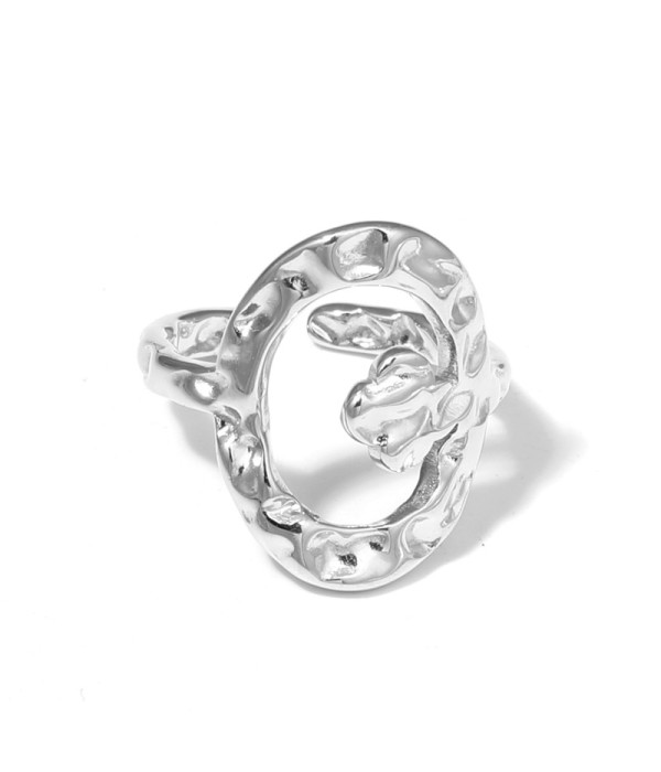 Anillo plateado con óvalo texturizado y detalle de trébol...
