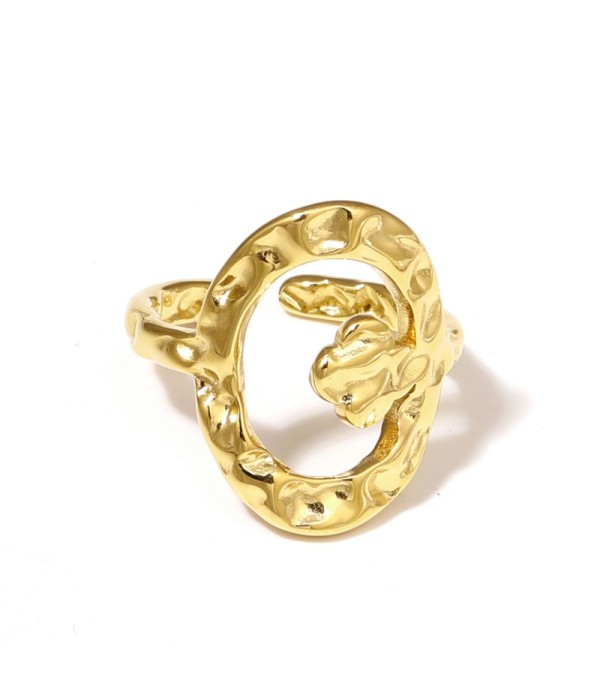 Anillo dorado con óvalo texturizado y detalle de trébol...