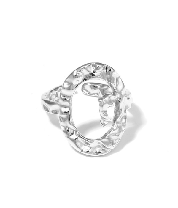 Anillo plateado con óvalo texturizado y detalle de delfín