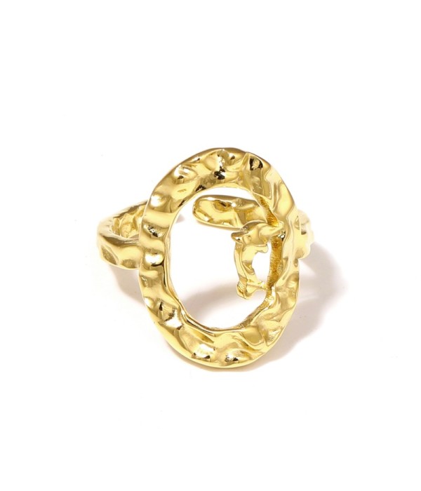 Anillo dorado con óvalo texturizado y detalle...