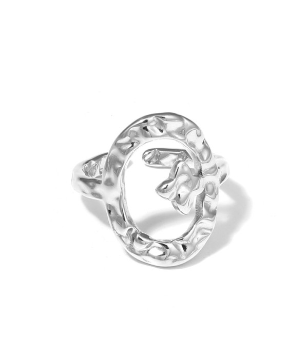 Anillo plateado con óvalo texturizado y detalle de...