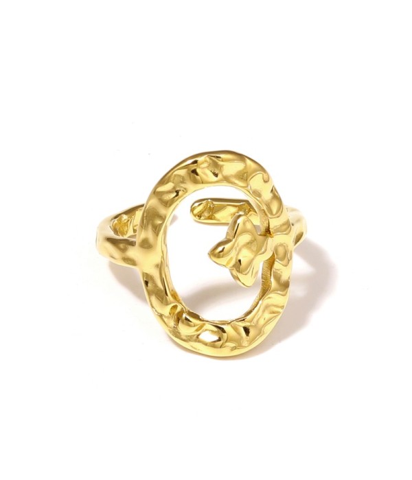 Anillo dorado con óvalo texturizado y detalle de estrella de cuatro puntas