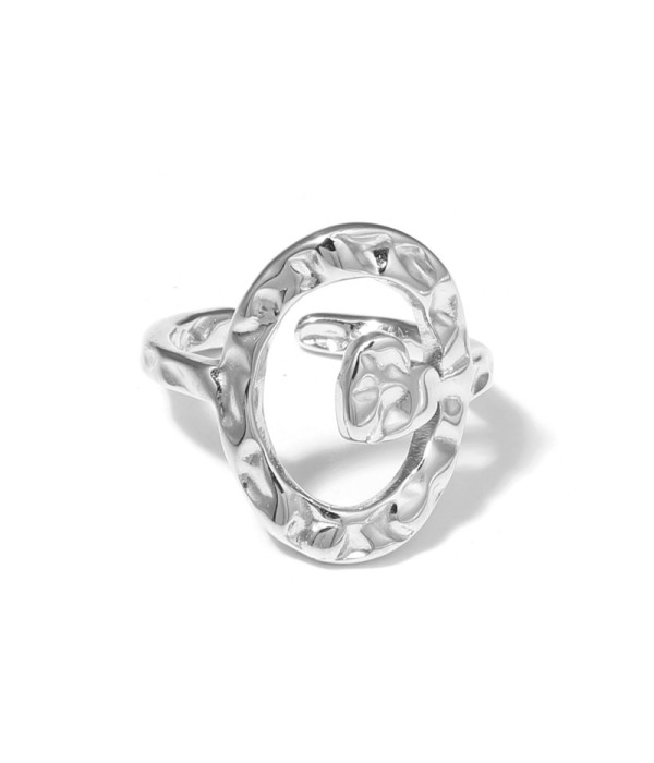 Anillo plateado con óvalo texturizado y detalle...