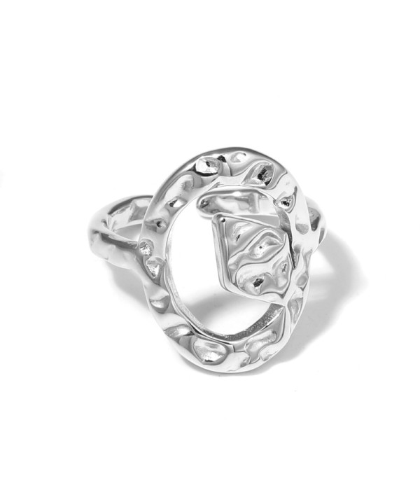 Anillo plateado con óvalo texturizado y detalle de rombo