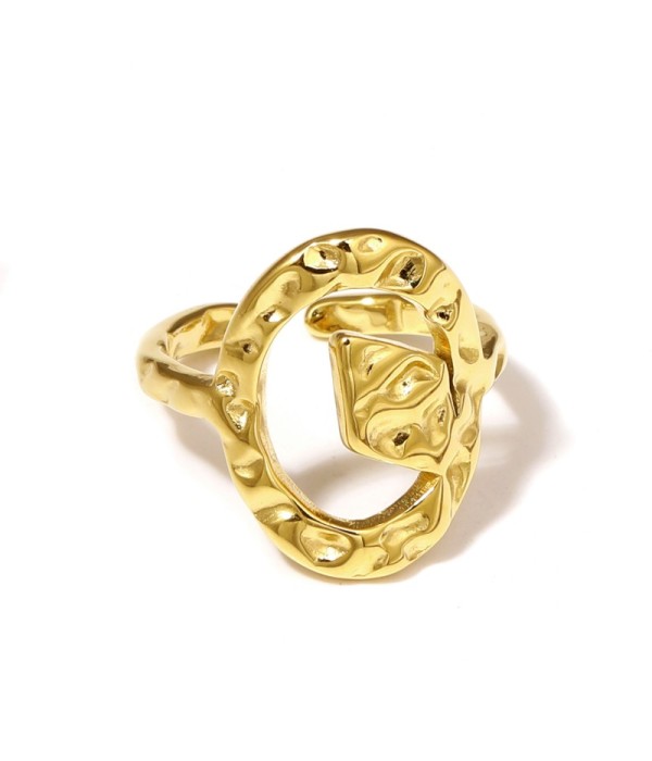 Anillo dorado con óvalo texturizado y detalle de rombo