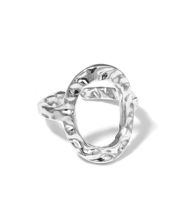 Anillo plateado con óvalo martillado