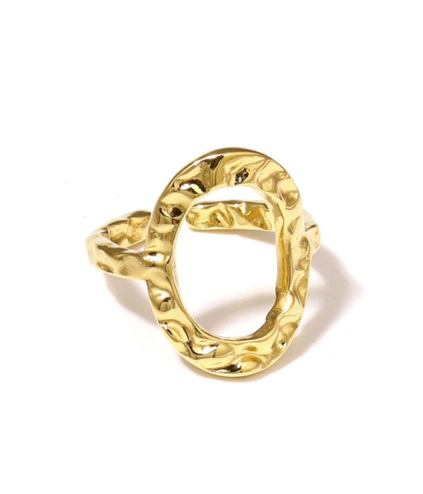 Anillo dorado con óvalo martillado