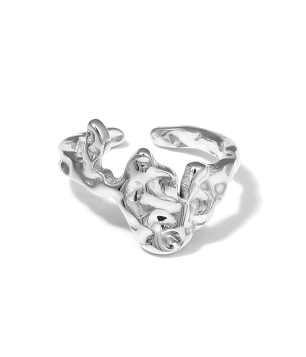 Anillo plateado de diseño líquido irregular