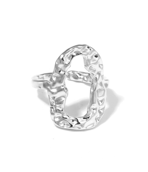 Anillo plateado de óvalo irregular martillado