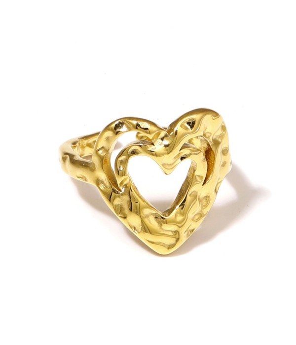 Anillo dorado de corazón martillado