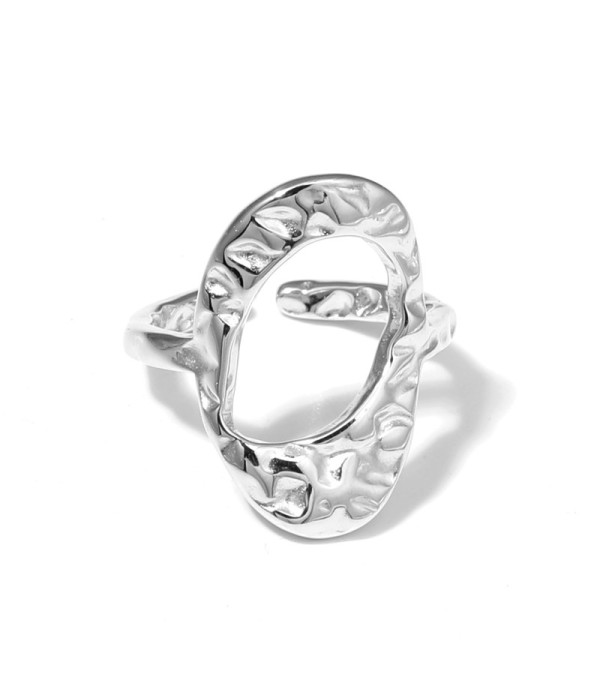 Anillo plateado de óvalo hueco irregular