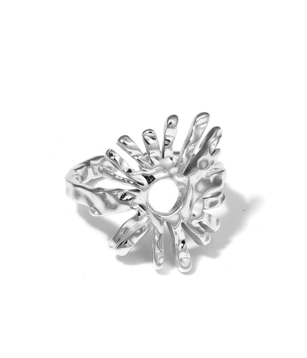 Anillo plateado de rayos del sol abstractos