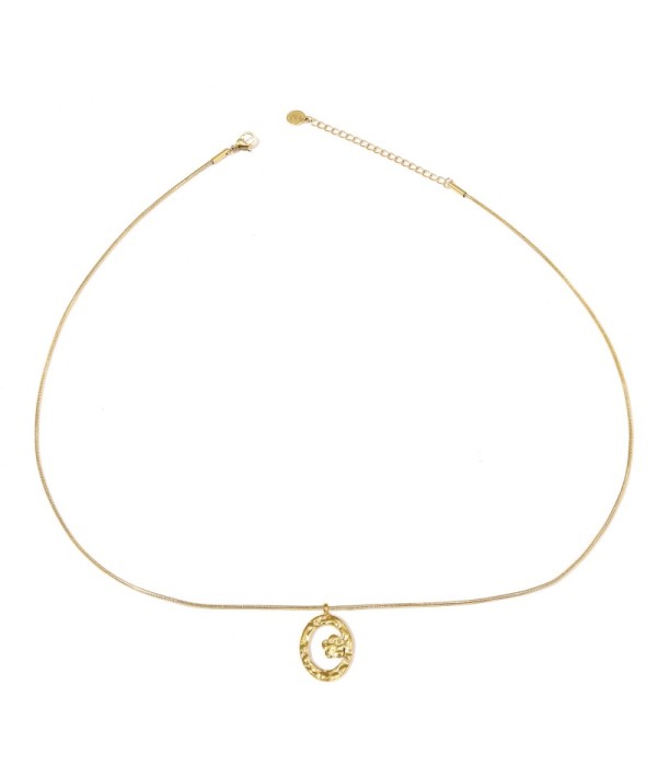 Collar dorado de óvalo martillado con flor