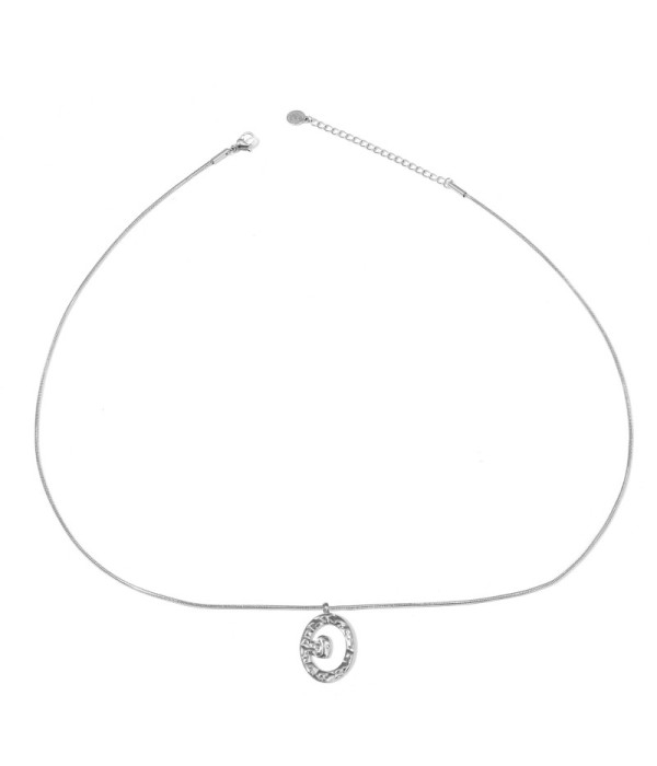 Collar plateado de óvalo martillado con corazón