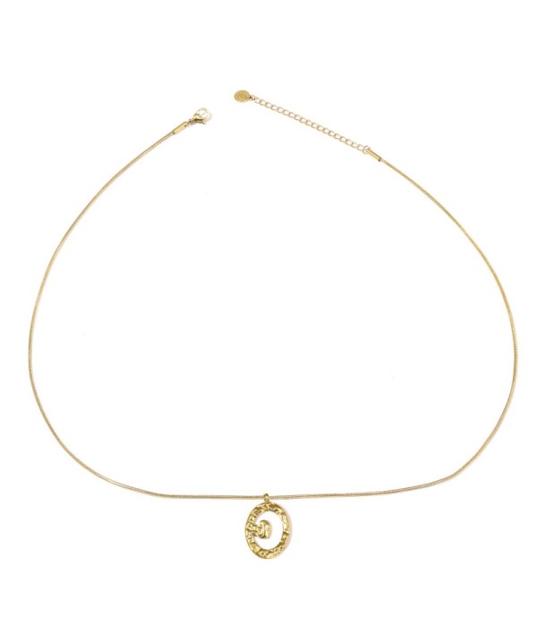 Collar dorado de óvalo martillado con corazón
