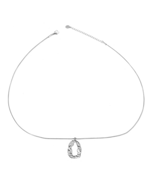 Collar plateado de óvalo irregular con textura