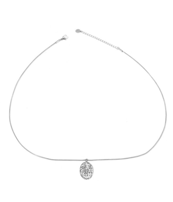 Collar plateado de óvalo con textura
