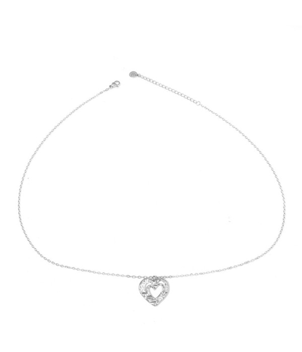 Collar plateado de corazón calado con textura martillada