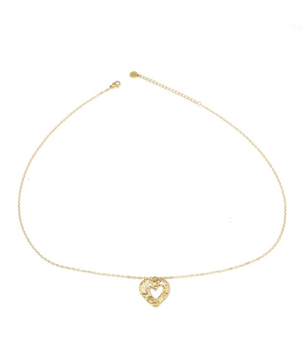 Collar dorado de corazón calado con textura martillada