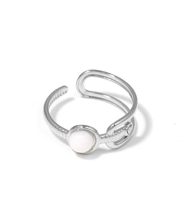 Anillo plateado de piedra con diseño de hebilla y circonita