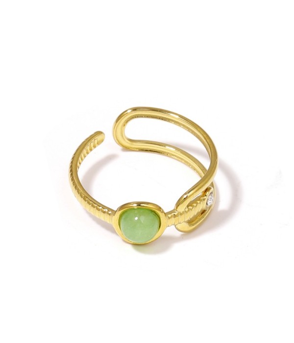 Anillo dorado de piedra con diseño de hebilla y circonita