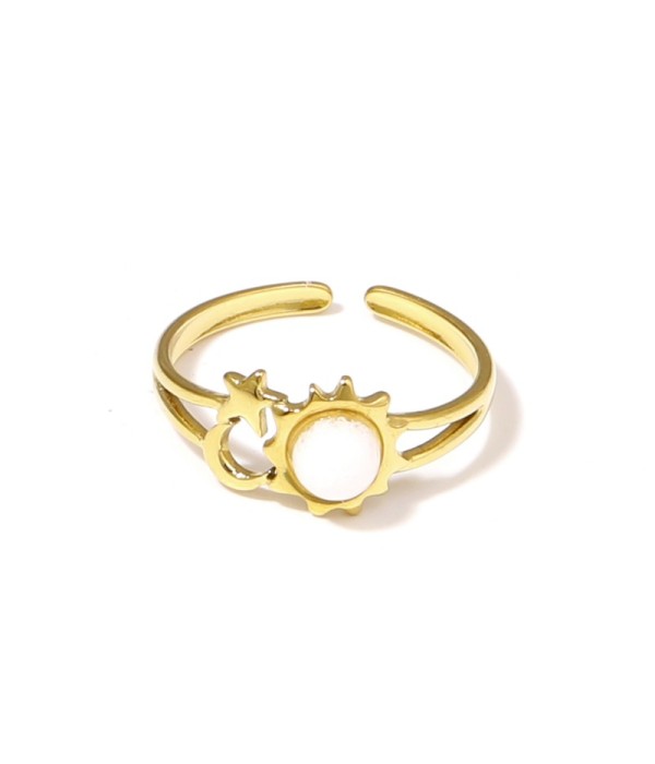 Anillo dorado de sol, luna y estrella con piedra