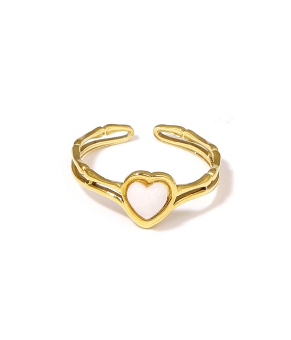 Anillo dorado de corazón con piedra