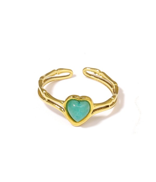 Anillo dorado de corazón con piedra